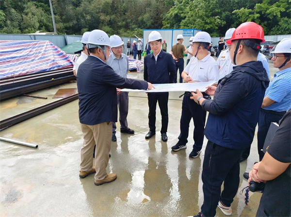 4月28日，市委常务、常务副市长任生调研新安江防洪项目建设情况，乐鱼官方端网站登录入口-乐鱼(中国)
副总经理张高峰陪同调研。.jpg