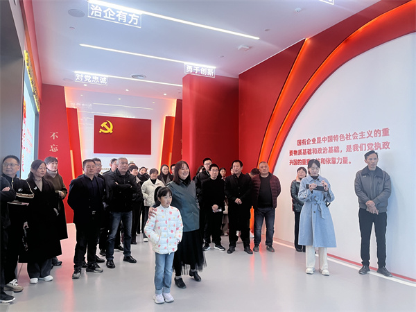 11月30日，乐鱼官方端网站登录入口-乐鱼(中国)
纪委联合集团妇联开展“树清廉家风，建幸福家园”家庭助廉活动，为营造风清气正的企业政治生态贡献家庭力量。活动邀请了集团各支部书记、近两年来新任职的集团中层干部及其家属等40余人参加，以别样方式共话家风建设，共筑廉洁防线1。.jpg