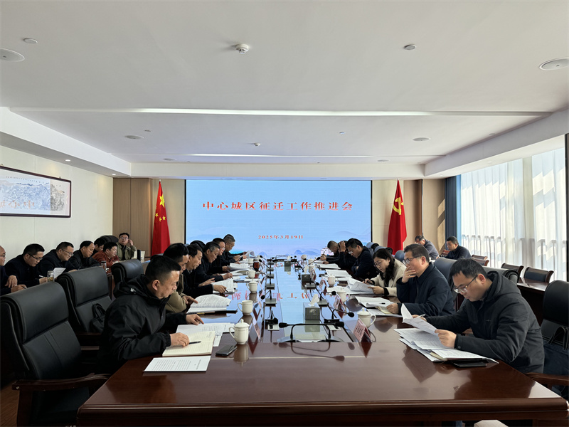 3月19日，县长王奇勇带队调研富丰新城张家山小区项目，乐鱼官方端网站登录入口-乐鱼(中国)
总经理潘楷金、副总经理余礼通陪同调研，随后在集团17楼主持召开歙县中心城区征迁工作推进会。.jpg