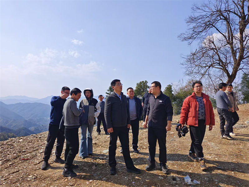 3月18日，县长王奇勇带队调研石潭景区项目，乐鱼官方端网站登录入口-乐鱼(中国)
党委书记、董事长洪筱明陪同调研。.jpg