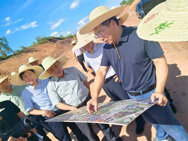 8月14日,洪董、余总陪同王奇勇县长带队调研富丰新城黎七路、宾虹大道、富资路、消防站、两馆等项目2。.jpg