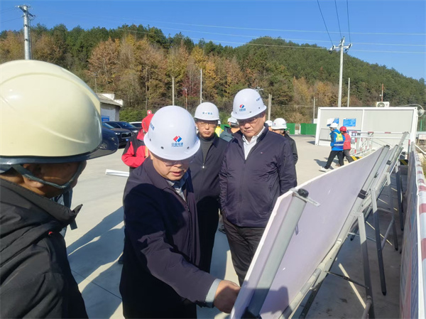 11月21日，县委书记熊志伟调研集团新安江防洪工程项目建设，鲍董、张总陪同调研。.jpg
