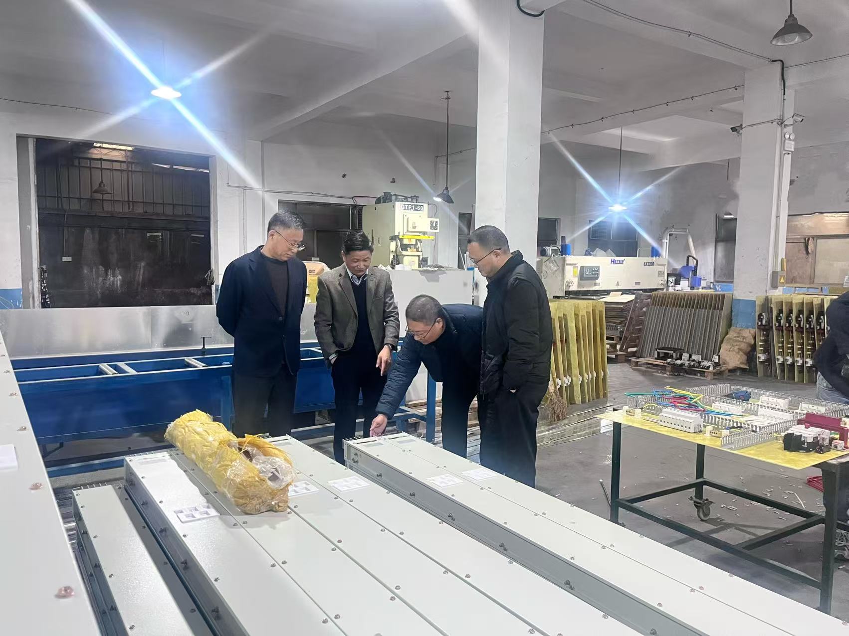 12月13日，集团鲍董一行考察丰润协成电气生产线。.jpg