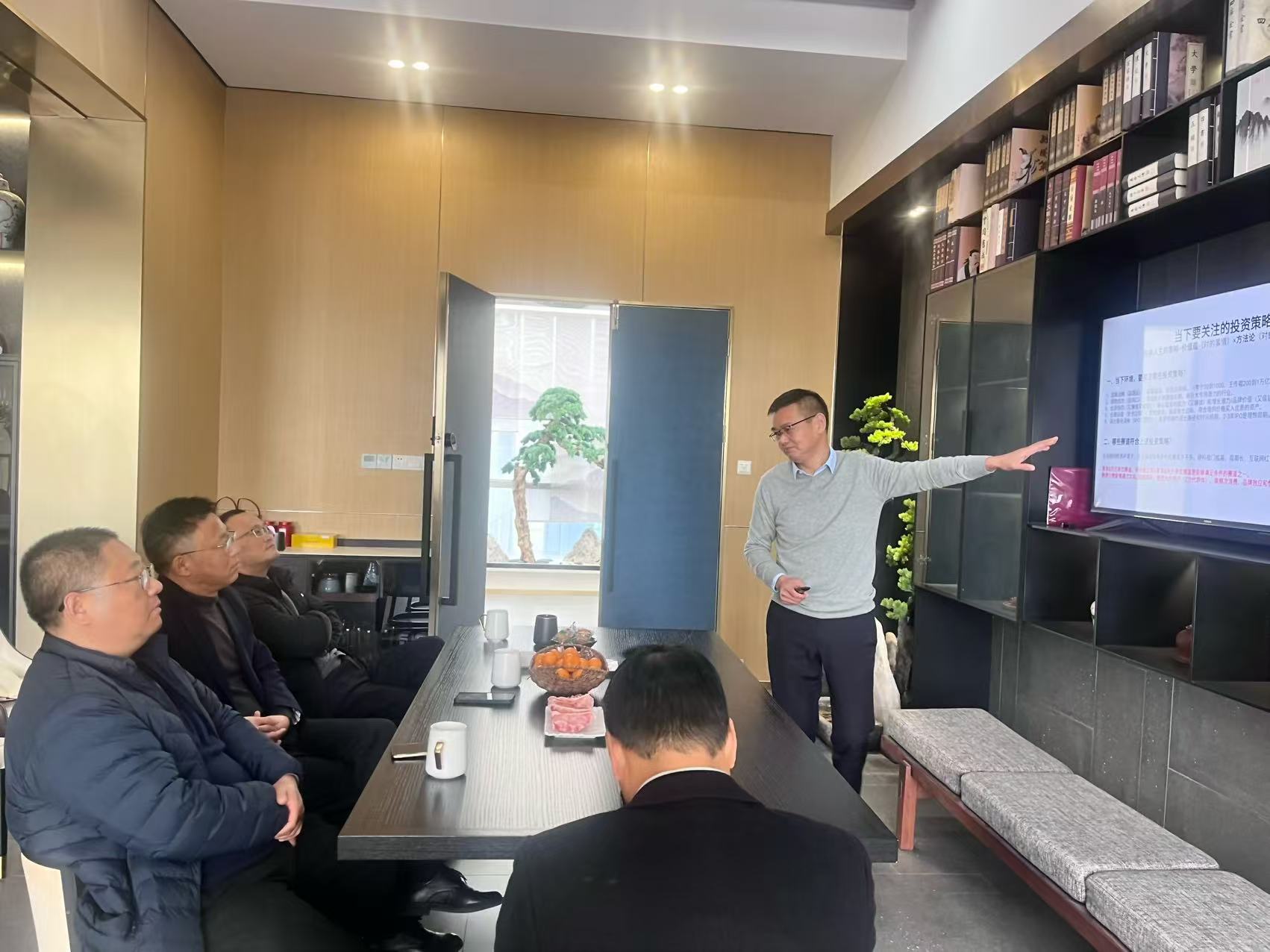 12月12日，集团鲍董带队赴宁波拜访铭灏发展资本。.jpg