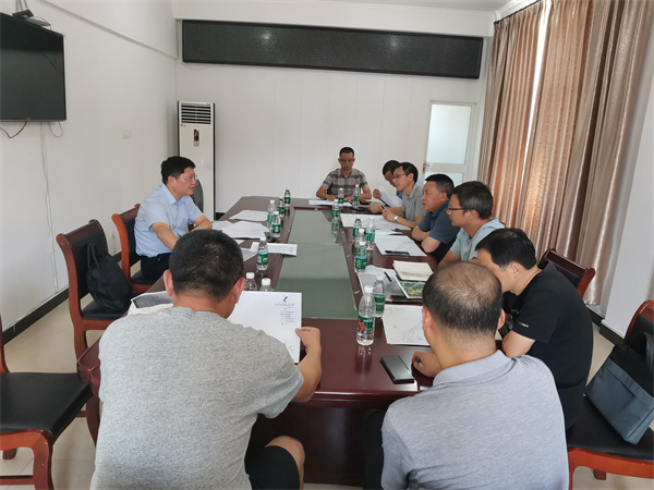 8月26日，县委常务、副县长詹凯在南源口村烟花爆竹公司会议室召开烟花爆竹公司仓储提升项目调度会，乐鱼官方端网站登录入口-乐鱼(中国)
党委书记、董事长洪筱明，徽城镇镇长石磊、县公安治安大队长方辉、县供销社主任洪敏、县应急局副局长郑巍、县资规局规划科凌新亮参加会议2。.jpg